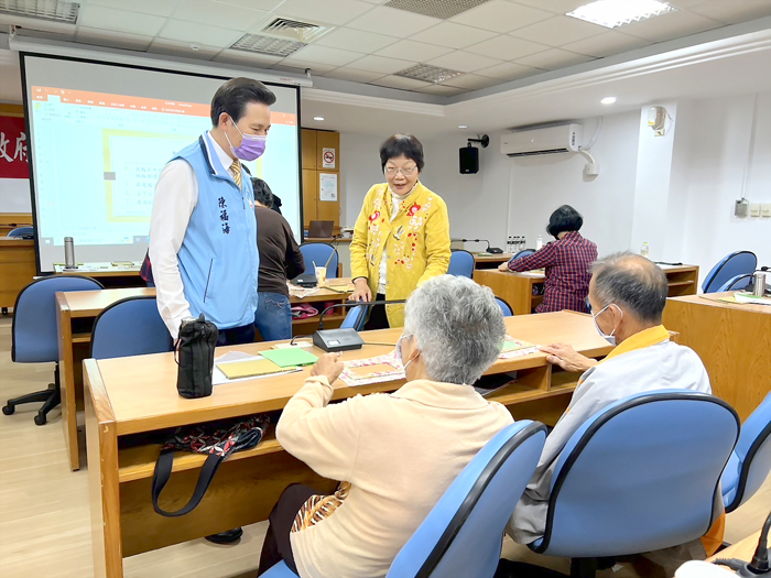 縣長陳福海前往長青樂學班,關心長者學習情形。(縣府提供)