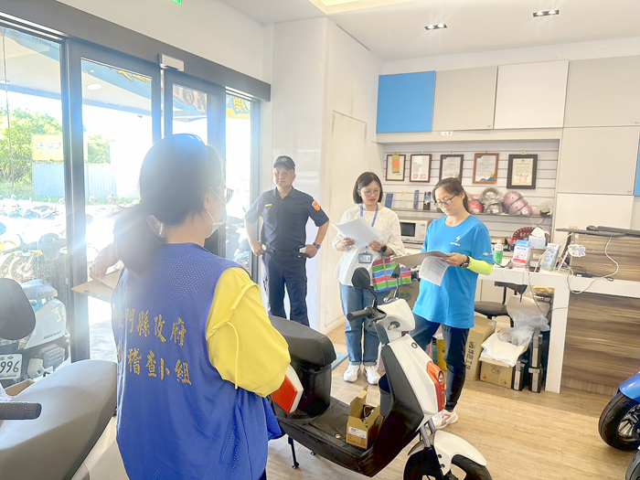 縣府由觀光處統籌監理站、產業發展處及警察局等單位,首次聯合執行微型電動二輪車租賃業者稽查作業。(觀光處提供)