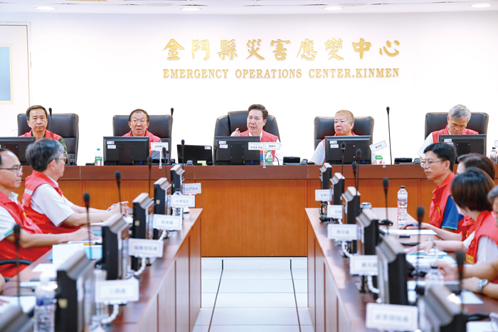金門縣政府昨日上午9時提升災害應變中心為一級開設,由縣長陳福海主持工作會報。(薛子軒攝)