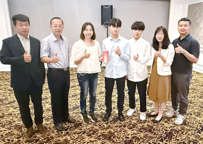 金門青少年國樂團東南亞巡演，議員吳佩雯代表議會致贈鼓勵金。（議員吳佩雯服務處提供）