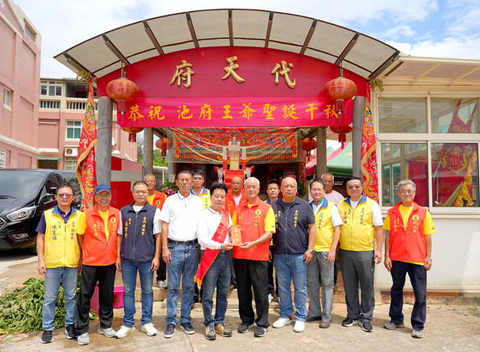 后園漁村代天府醮慶,議長洪允典等人前往參拜。(議會提供)