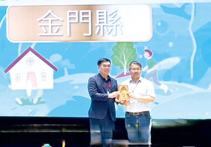 本縣在113年環保績效考核中,環境管理、資源循環及氣候變遷行動三大面向獲得特優及優等,由環保局副局長楊忠盛代表赴台接受環境部部長彭啟明頒獎表揚。(環保局提供)