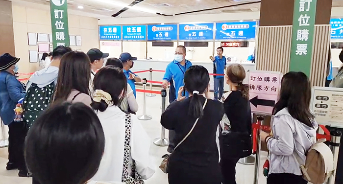 颱風過後,小三通碼頭昨日上午有不少等候候補旅客。(許峻魁攝)