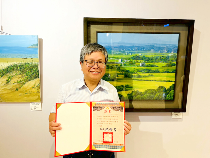 藝術家譚國智獲文化局駐縣證書。(文化局提供)