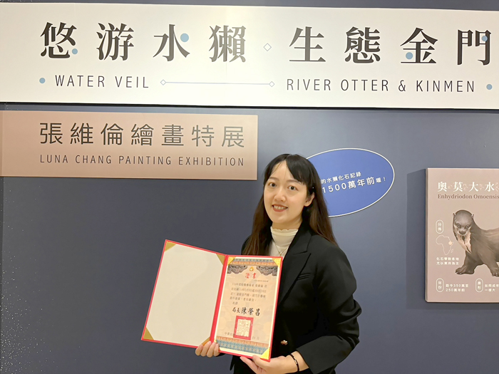 藝術家張維倫獲文化局駐縣證書。(文化局提供)