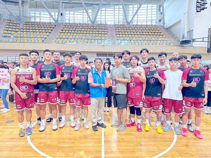 金湖鎮長陳文顧於閉幕典禮嘉勉獲獎團隊及個人。(金湖鎮公所提供)
