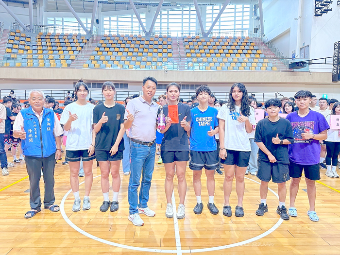 金湖鎮代表會主席蔡乃靖於閉幕典禮嘉勉獲獎團隊及個人。(金湖鎮公所提供)