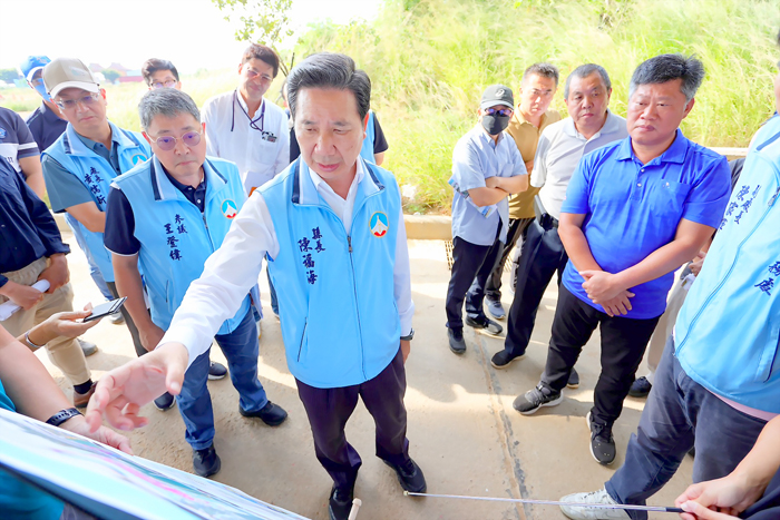 金門縣長陳福海7日下午率隊前往湖下海堤至同安渡船頭一帶,進行環境營造現地會勘。(薛子軒攝)