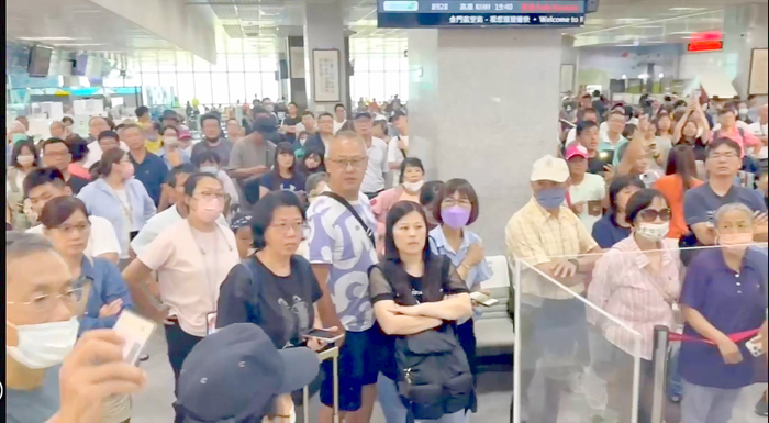 金門航空站大批滯留旅客等待候補機位。(民眾提供)