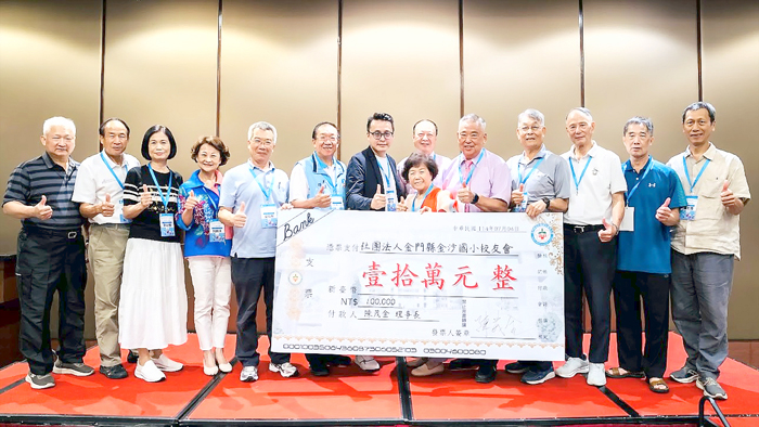 沙小校友會交接。新任理事長陳茂全捐贈十萬元。(沙小校友會提供)