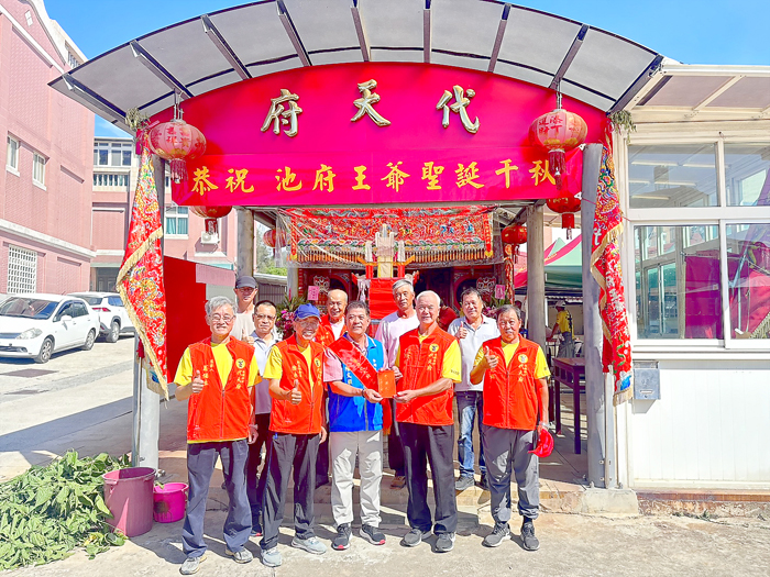 金湖鎮鎮長陳文顧率團隊祈福。
(金湖鎮公所提供)