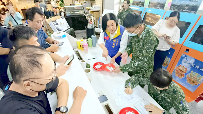 立法委員陳玉珍於機場櫃檯協助疏運作業。(民眾提供)