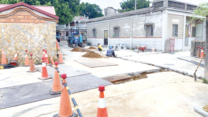 金沙鎮斗門地區目前進行的鄉村整建工程,因遇到中華電信管線地下化問題而暫時停工。(金沙鎮公所提供)