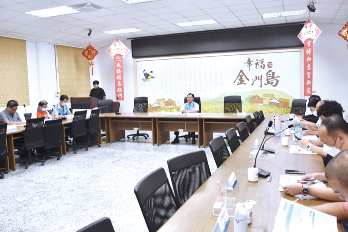 縣府邀集相關單位共同擘劃海岸清潔維護策略。(莊煥寧攝)
