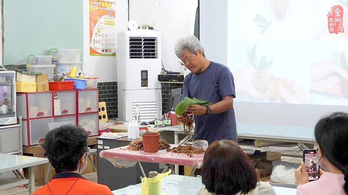 陳坤燦分享植物照護心法。
(林務所提供)