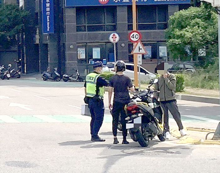金城發生自小貨車與機車碰撞的事故。
(金城分局提供)