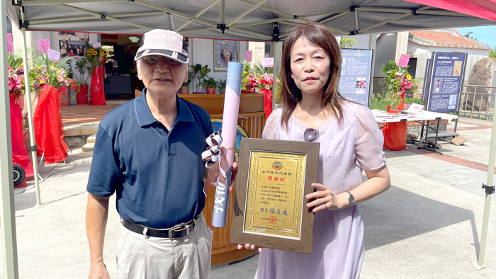 金門睿友文學館今(114)年度第三季文學推廣活動,「我欲以文學織錦—石曉楓創作及論著展」舉行開幕式,策展人石曉楓的親、師、文友到場參與,推崇石曉楓在文學上的成就及才華,展現濃厚的師生與故鄉文學情懷。(陳麗妤攝)