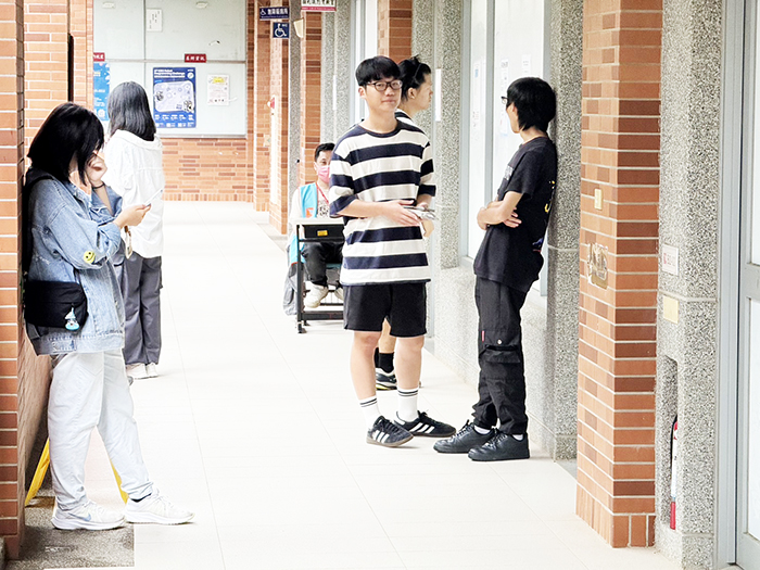 114學年大學分科測驗,昨日登場,金門考場設於金門大學理工大樓,考生等候考試。(金大提供)