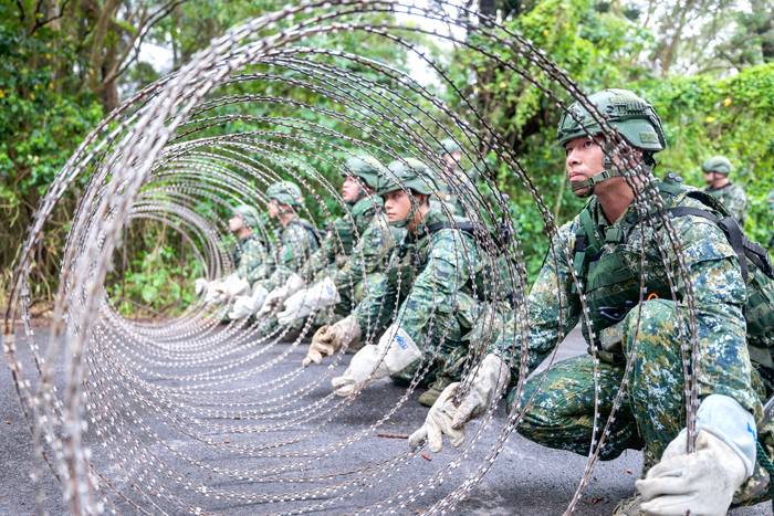 戰鬥工兵連展開重要道路阻絕設置演練。(軍聞社提供)