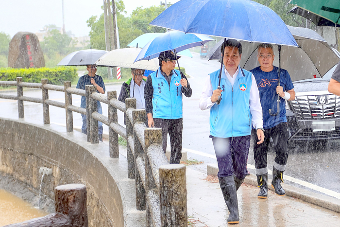 縣長陳福海11日下午冒雨前往金沙鎮視察淹水情況。(薛子軒攝)