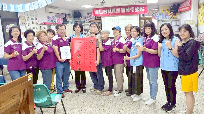 社會處長黃雅芬代表縣長陳福海前往盤山社區,張貼「紫絲帶榮譽紅榜」。
(盤山社區提供)