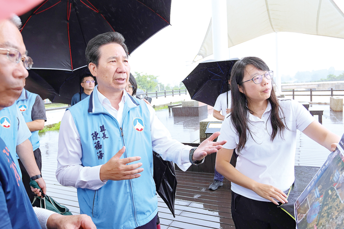 縣長陳福海關心地區農損狀況。(薛子軒攝)