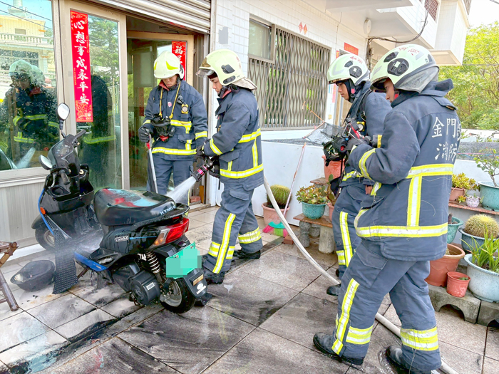 瓊林村發生電動機車起火事故。(消防局提供)