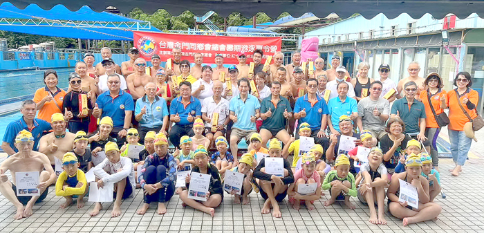 台灣金門同鄉會總會主辦的「114年暑期游泳夏令營」圓滿結訓。(台灣金門同鄉會總會提供)