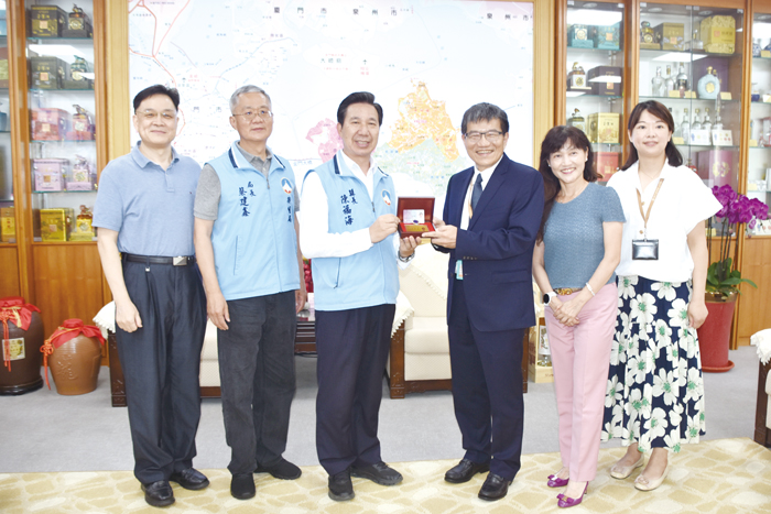 縣長陳福海(左三)親自頒贈「榮譽縣民」證書給金門醫院王世典院長(右三)表彰他對金門醫療發展的傑出貢獻並合照。
(莊煥寧攝)