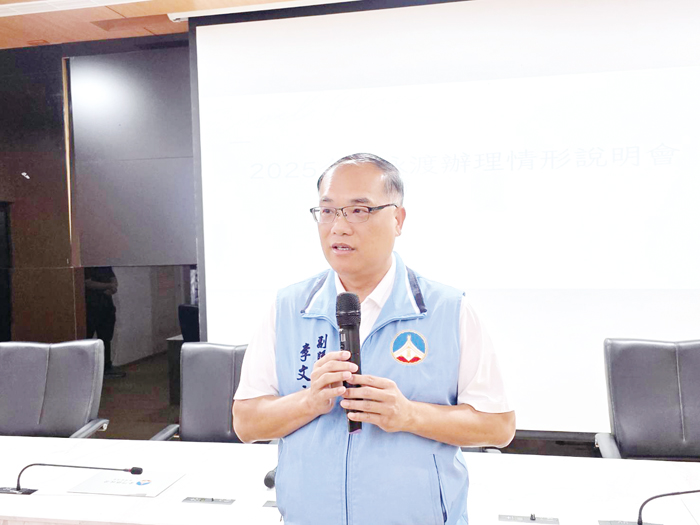 金廈泳渡停辦,副縣長李文良出面說明。(許峻魁攝)