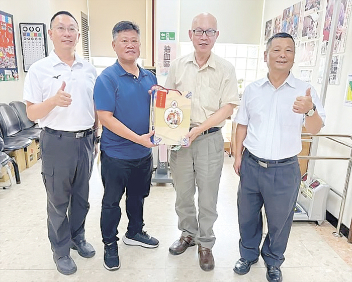 金寧鄉衛生所主任吳國斌榮退(右二),鄉長楊忠俊日前親率主任秘書王四川(右一)、社會課長李煜翔(左一)溫馨相送。(金寧鄉公所提供)