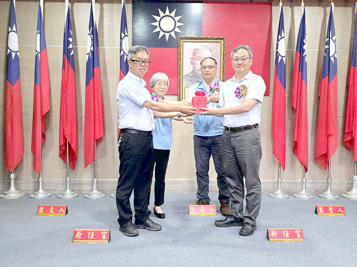 新任金沙鎮戶政事務所主任布達,由呂世義(右一)出任。(許峻魁攝)