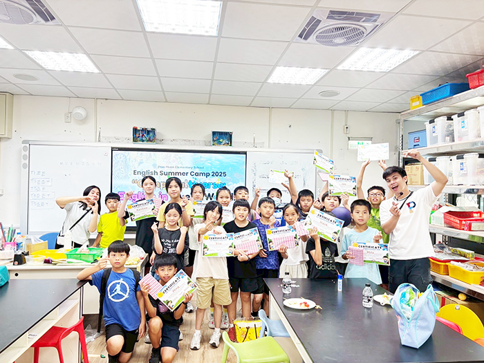 卓環國小辦理2025年第一梯次英語暑期夏令營,師生合影。
(卓環國小提供)