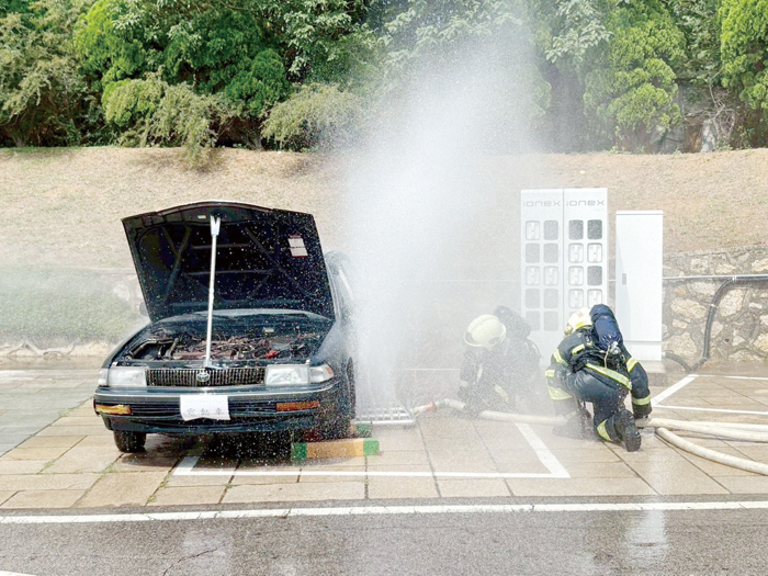 消防局今年採購多組「電動車底盤瞄子」滅火器材，日前實際演練，充分發揮作用。（消防局第一大隊提供）