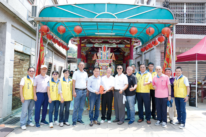 議長洪允典率領議員與議會主管等,前往縣內多處廟宇拈香祝禱,祈求國泰民安、風調雨順、鄉親安康。(議會提供)