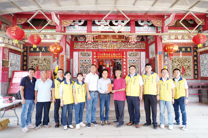 議長洪允典率領議員與議會主管等,前往縣內多處廟宇拈香祝禱,祈求國泰民安、風調雨順、鄉親安康。(議會提供)