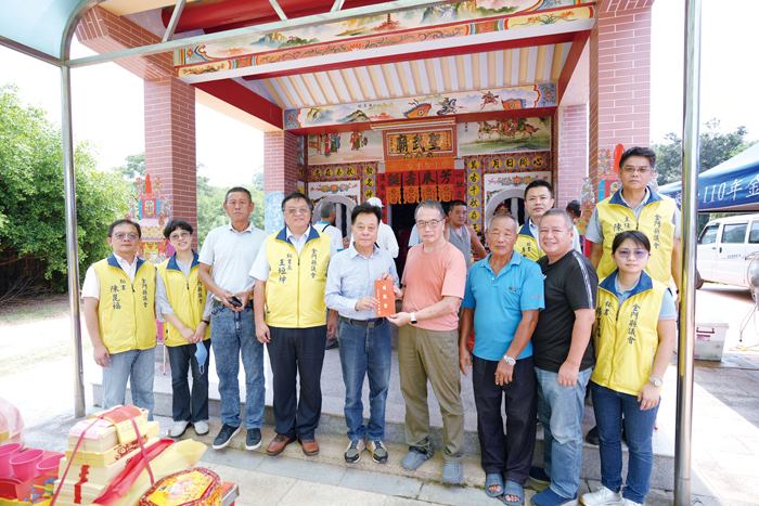 議長洪允典率領議員與議會主管等,前往縣內多處廟宇拈香祝禱,祈求國泰民安、風調雨順、鄉親安康。(議會提供)