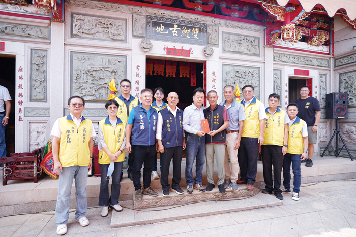 議長洪允典率領議員與議會主管等,前往縣內多處廟宇拈香祝禱,祈求國泰民安、風調雨順、鄉親安康。(議會提供)