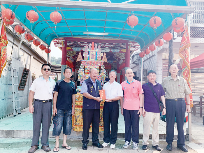 烈嶼鄉西路忠義廟管委會慶賀關聖帝君聖誕,縣議員洪成發祈福,敬獻爐敬金。(洪成發議員服務處提供)