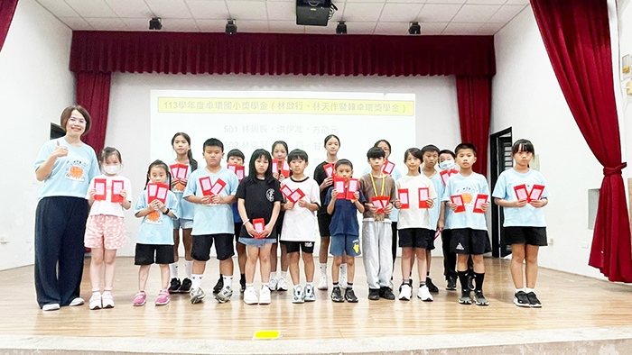 卓環國小辦理113學年度「林啟行、林天作暨韓卓環獎學金」頒發活動，校長楊杰頤和獲獎學生合影。（卓環國小提供）