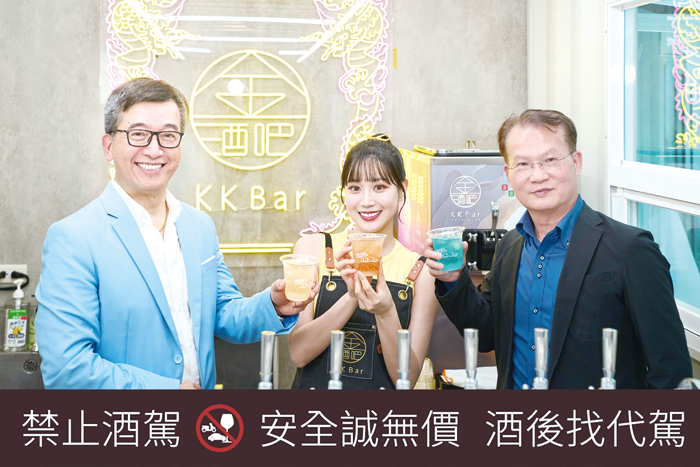 金酒吳昆璋董事長(右)、金酒丁丞康總經理(左)與一日店長邊荷律(中)現身台北華山文創園區。(蔡麗玉攝)