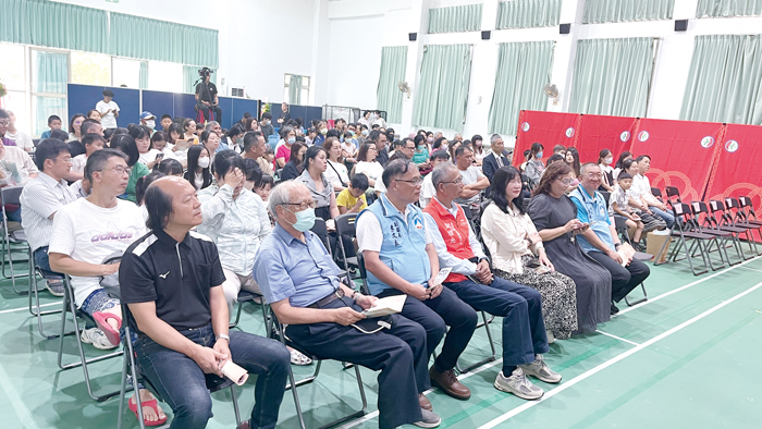 柏村國小「三聲有幸遇見你」豎笛音樂會，親師生及各界嘉賓齊聚校園活動中心聆賞。（陳麗妤攝）
