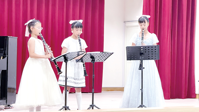 柏村國小「三聲有幸遇見你」豎笛音樂會，親師生及各界嘉賓齊聚校園活動中心聆賞。（陳麗妤攝）