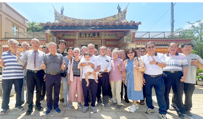 台南王氏宗親返金祭祖。（后盤山王氏宗親會提供）
