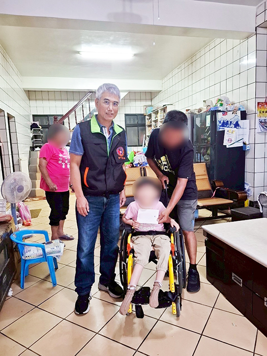 犯保金門分會主委蔡育仁前往馨生人家中探視慰問，轉交法務部長的賀卡，並致上誠摯的問候與鼓勵。
（莊煥寧攝）