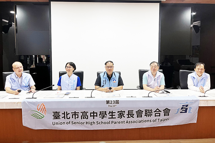 臺北市高中學生家長會聯合會「2025年金門教育交流暨戰地文化參訪」團拜會金門縣政府,副縣長李文良率縣府主管熱情接待。 (莊煥寧攝)