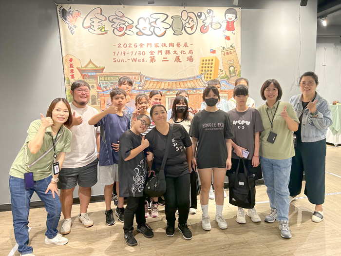 金家好陶器陶藝展於文化局揭幕,家扶中心社工和陶藝隊合影。(許加泰攝)