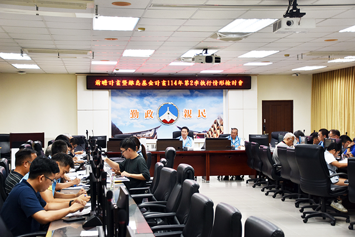 縣府召開前瞻及離島基金計畫第二季檢討會議，縣長陳福海勉勵同仁，謹慎執行、精準管考，共同努力打造美好金門。  （莊煥寧攝）