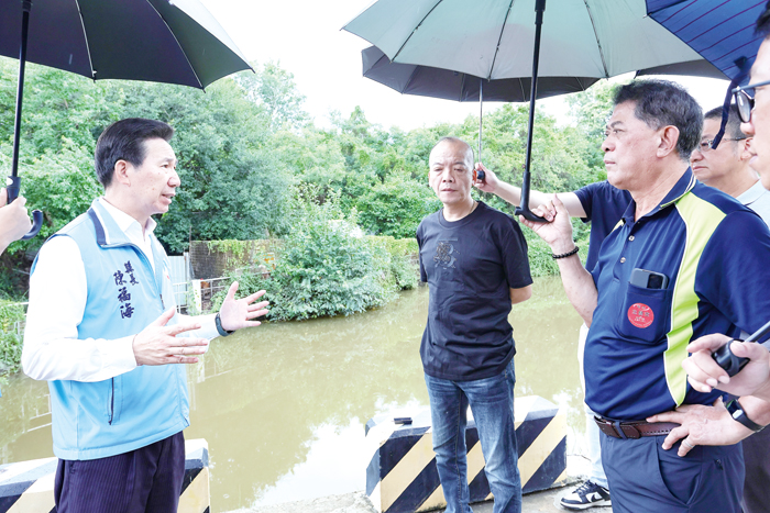 縣長陳福海高度重視金門豪雨災情,昨親自帶隊會勘,針對各處積水點進行實地觀察與討論。(薛子軒攝)