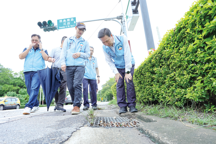 縣長陳福海高度重視金門豪雨災情,昨親自帶隊會勘,針對各處積水點進行實地觀察與討論。(薛子軒攝)